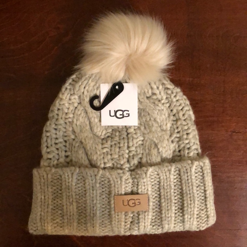 UGG light grey/beige cable knit hat w pom beannie